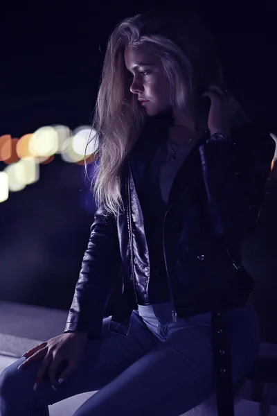 Bela Jovem Com Cabelo Comprido Posando Rua Cidade Noite — Fotografia de Stock