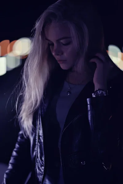 Hermosa Joven Con Pelo Largo Posando Calle Ciudad Por Noche —  Fotos de Stock