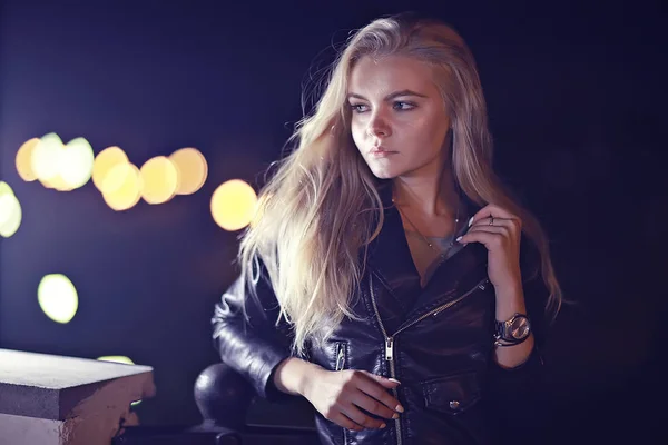 Hermosa Joven Con Pelo Largo Posando Calle Ciudad Por Noche — Foto de Stock