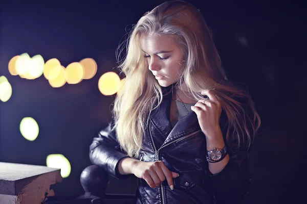 Hermosa Joven Con Pelo Largo Posando Calle Ciudad Por Noche —  Fotos de Stock