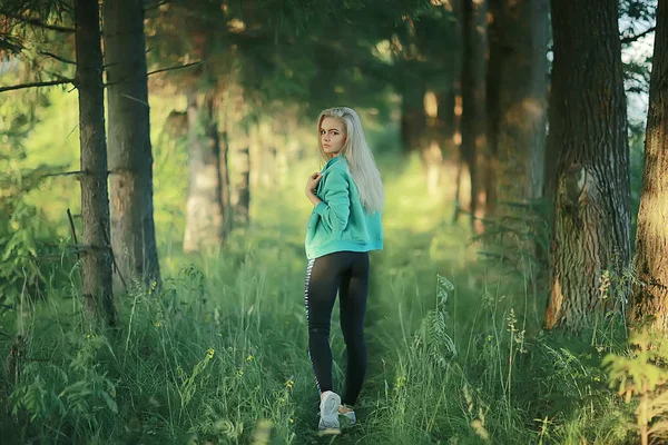 在夏日森林里奔跑的迷人女人 年轻运动妇女户外慢跑 — 图库照片