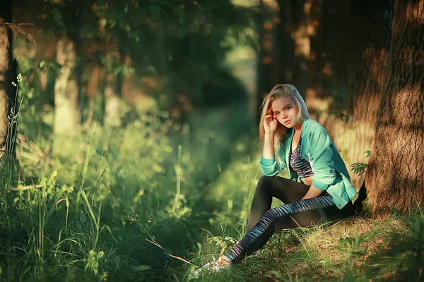 Schöne Junge Frau Sportbekleidung Posiert Auf Dem Sommerrasen — Stockfoto