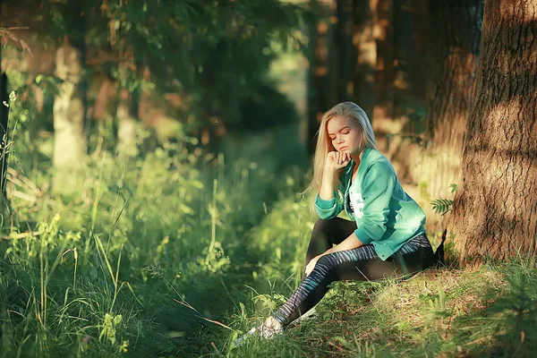 Bella Giovane Donna Che Indossa Abbigliamento Sportivo Nel Parco Estivo — Foto Stock