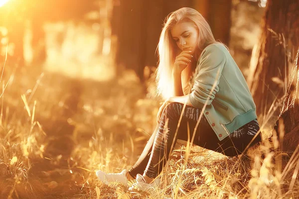 Hermosa Joven Campo Rural Atardecer Vacaciones Verano — Foto de Stock