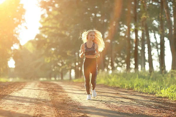 Atrakcyjna Kobieta Lesie Jesienią Młoda Kobieta Lekkoatletycznego Jogging Odkryty — Zdjęcie stockowe