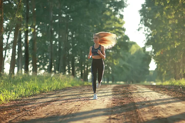 Привлекательная Женщина Бегает Летнем Лесу Молодая Спортсменка Бегает Свежем Воздухе — стоковое фото