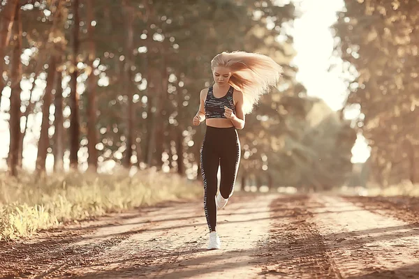 Привлекательная Женщина Бегает Осеннем Лесу Молодая Спортсменка Бегает Свежем Воздухе — стоковое фото