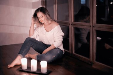 Beyaz örgü kazak evde poz içinde sarışın genç kadın