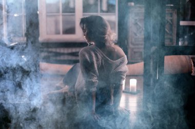 Beyaz örgü kazak evde poz içinde sarışın genç kadın