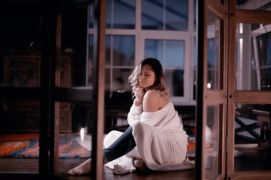 Beyaz örgü kazak evde poz içinde sarışın genç kadın