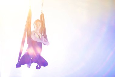 Yoga hamak. Spor ve aktif yaşam tarzı. Bir hamakta yoga yaparken genç kadın koç