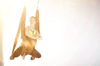 Yoga hamak. Spor ve aktif yaşam tarzı. Bir hamakta yoga yaparken genç kadın koç