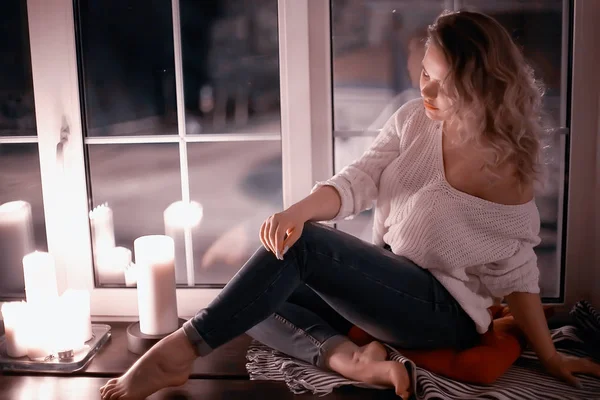 Mujer Rubia Joven Suéter Punto Blanco Posando Casa —  Fotos de Stock