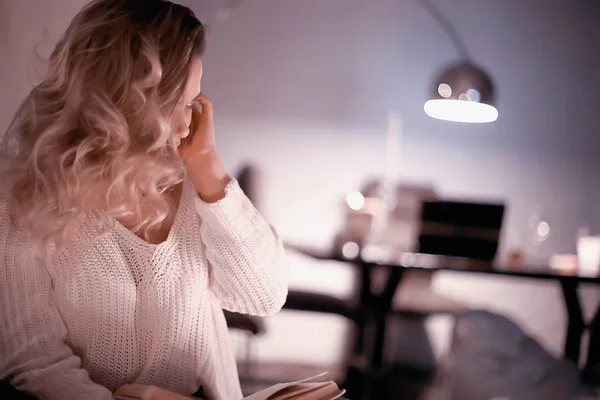 Mujer Rubia Joven Suéter Punto Blanco Relajante Casa —  Fotos de Stock