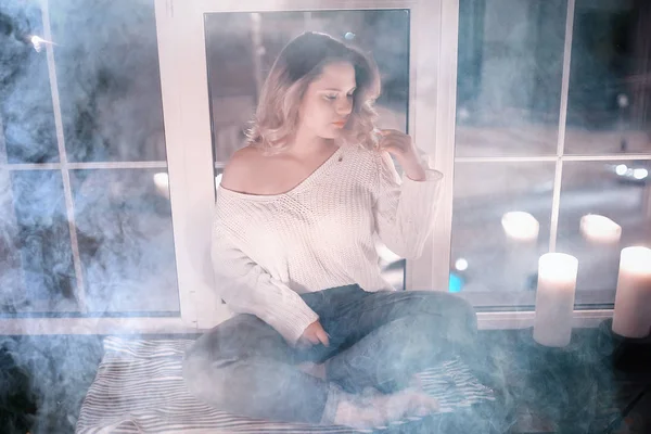 Junge Blonde Frau Weißem Strickpullover Posiert Dunklem Raum Mit Rauch — Stockfoto