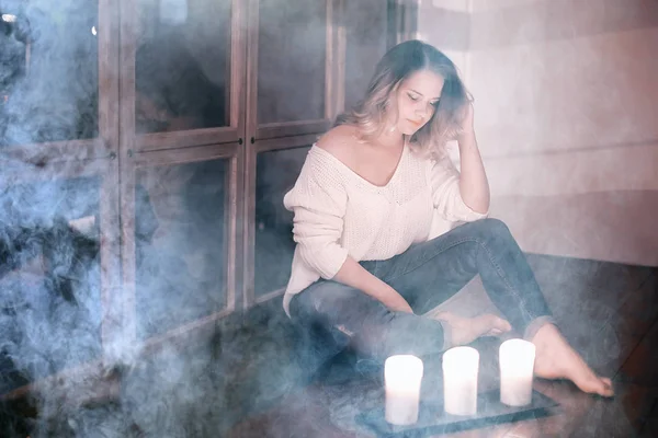 Giovane Donna Bionda Maglione Bianco Maglia Posa Casa — Foto Stock