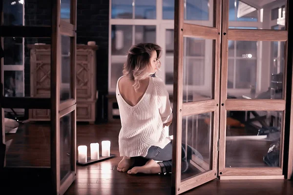 Jovem Mulher Loira Camisola Malha Branca Posando Casa — Fotografia de Stock