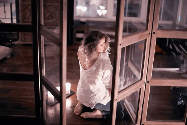 Mujer Rubia Joven Suéter Punto Blanco Posando Casa —  Fotos de Stock
