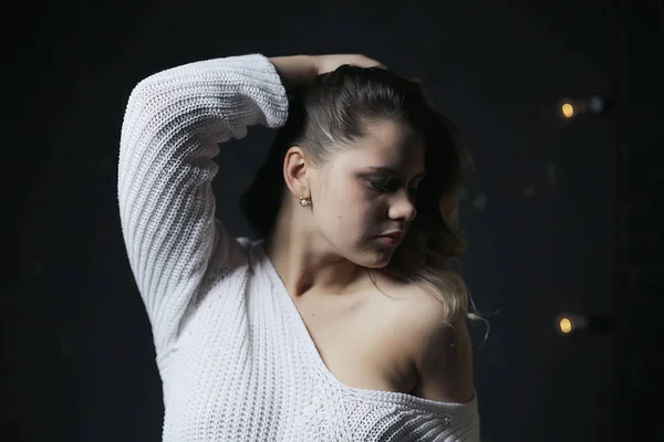 Jovem Mulher Loira Camisola Malha Branca Posando Casa — Fotografia de Stock