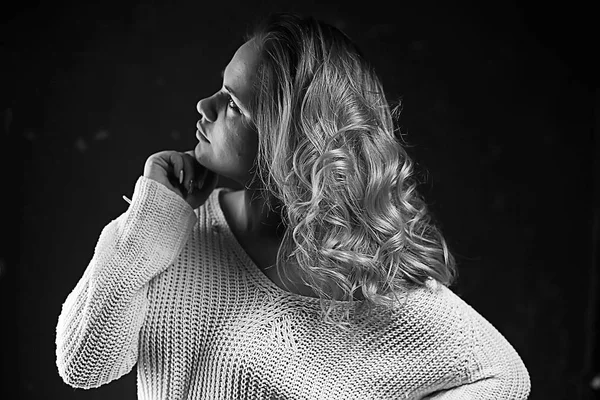 Unga Blonda Kvinnan Vit Stickad Tröja Poserar Hemma — Stockfoto