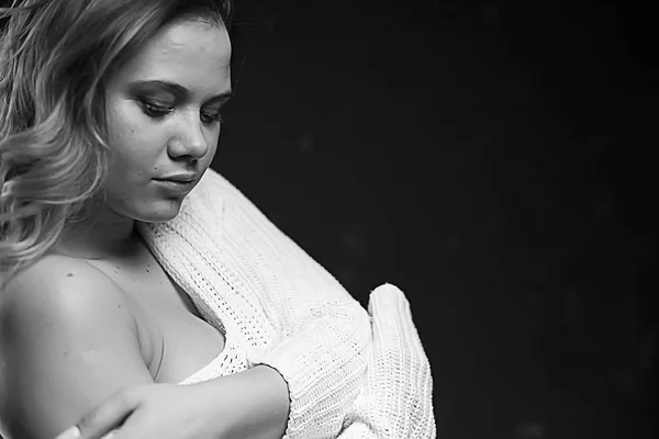 Jovem Mulher Loira Camisola Malha Branca Posando Casa — Fotografia de Stock