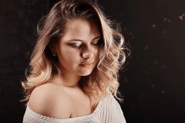 Jovem Mulher Loira Camisola Malha Branca Relaxante Casa — Fotografia de Stock