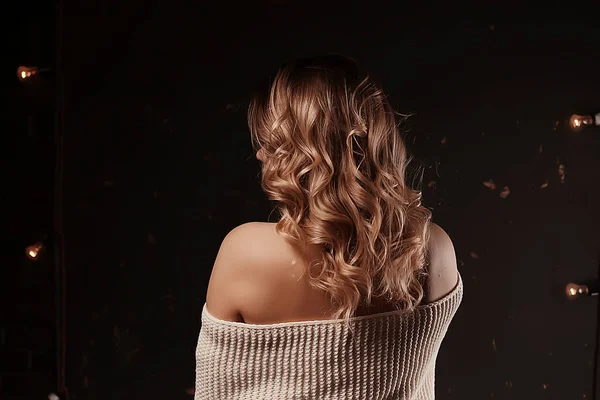 年轻的金发女子在白色针织毛衣摆在家里 — 图库照片