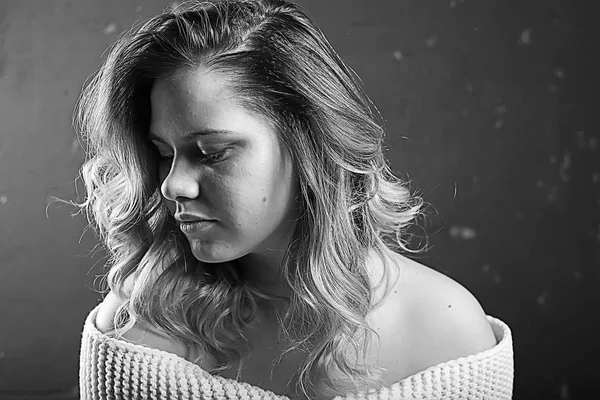 Jovem Mulher Loira Camisola Malha Branca Posando Casa — Fotografia de Stock