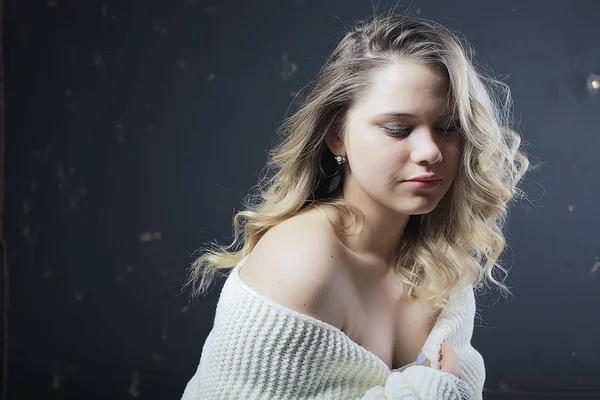 Jovem Mulher Loira Camisola Malha Branca Posando Casa — Fotografia de Stock