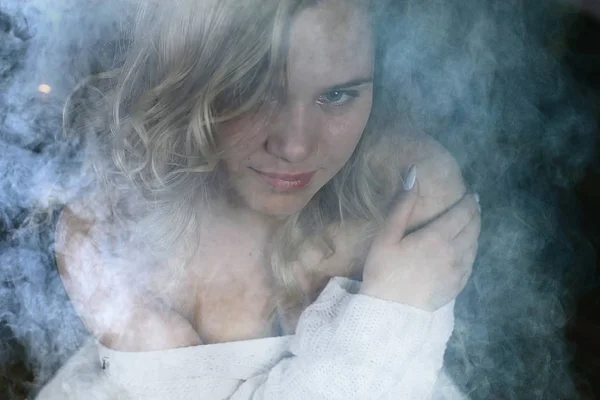 Mladá Blondýnka Bílý Pletený Svetr Pózuje Temné Místnosti Kouř — Stock fotografie