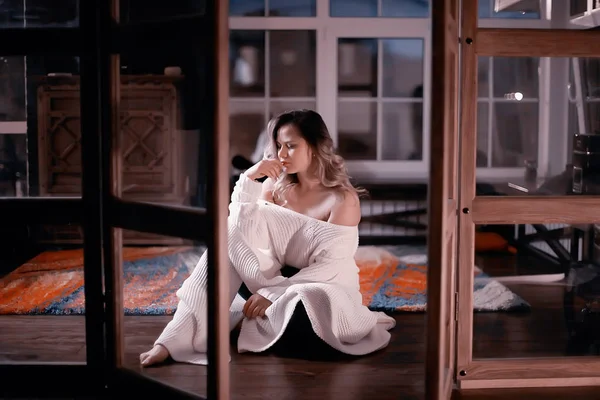 Jovem Mulher Loira Camisola Malha Branca Posando Casa — Fotografia de Stock