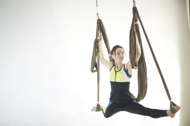 Yoga hamak. Spor ve aktif yaşam tarzı. Bir hamakta yoga yaparken genç kadın koç