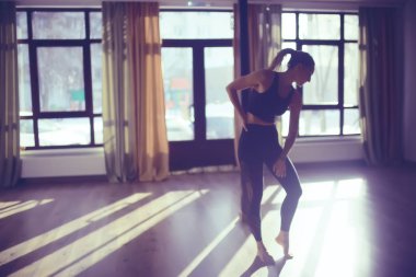 spor salonunda, yoga denge germe egzersiz yaparak ince kadın