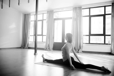 spor salonunda, yoga denge germe egzersiz yaparak ince kadın