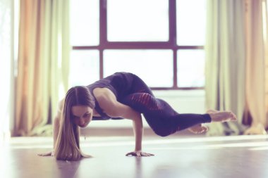 Yoga denge egzersiz. Yoga koç denge poz gösterir. Spor salonunda güzel sportif zarif kadın
