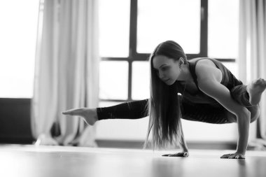 spor salonunda, köprü egzersiz Yoga yaparken Genç ve esnek bir kadın 