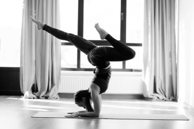 spor salonunda, yoga denge germe egzersiz yaparak ince kadın