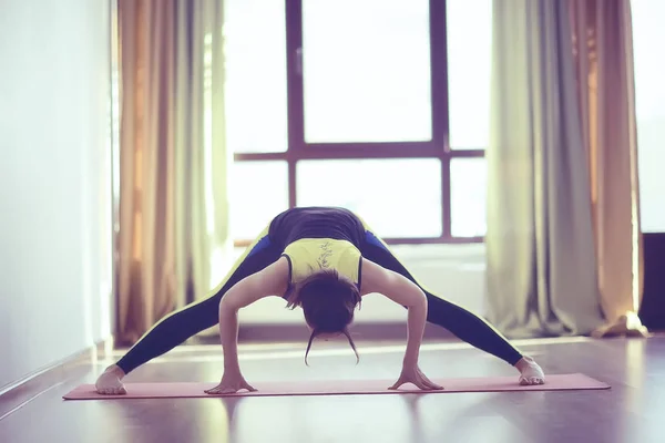 Unga Och Flexibel Kvinna Gör Yoga Gym Bridge Motion — Stockfoto