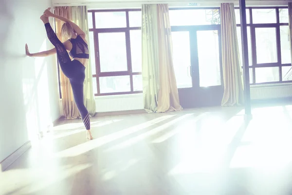 Junge Und Flexible Frau Beim Yoga Fitnessstudio — Stockfoto