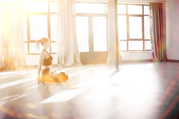 Mujer Joven Flexible Haciendo Yoga Gimnasio —  Fotos de Stock