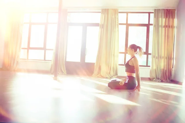 瑜伽平衡练习 瑜伽教练显示平衡姿势 美丽的运动优雅的妇女在健身房 — 图库照片