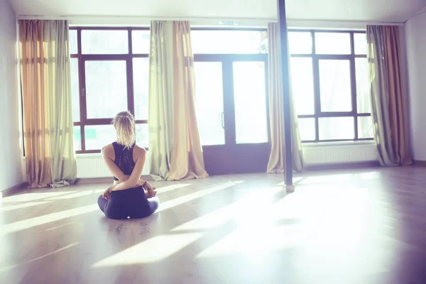 Mujer Joven Flexible Haciendo Yoga Gimnasio —  Fotos de Stock