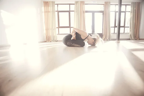 Λεπτή Γυναίκα Κάνει Τέντωμα Άσκηση Γυμναστήριο Γιόγκα Ισορροπία — Φωτογραφία Αρχείου