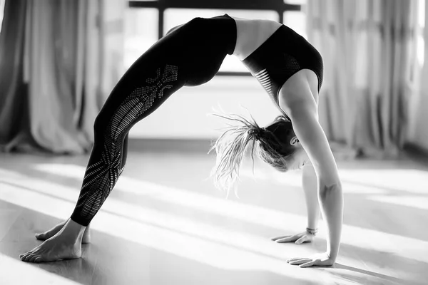 Jovem Mulher Flexível Fazendo Ginástica Ginásio Alongamento Corpo Saudável Treinamento — Fotografia de Stock