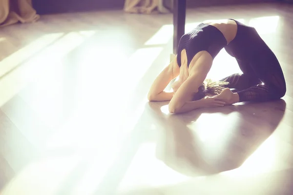 Wanita Muda Dan Fleksibel Melakukan Yoga Gym Latihan Jembatan — Stok Foto