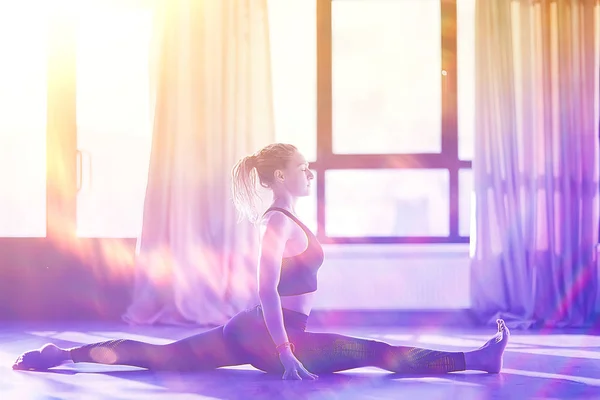 Mujer Delgada Haciendo Ejercicio Estiramiento Gimnasio Equilibrio Yoga — Foto de Stock