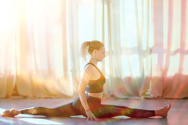 年轻和灵活的妇女在健身房做瑜伽 — 图库照片