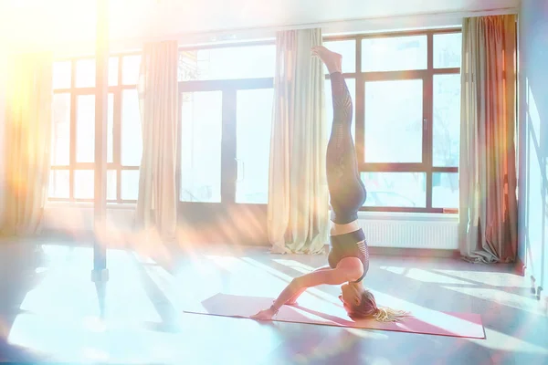 Unga Och Flexibel Kvinna Gör Yoga Gymmet — Stockfoto