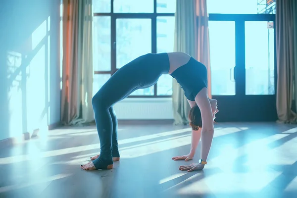 Jonge Flexibele Vrouw Doen Yoga Sportschool Bridge Oefening — Stockfoto