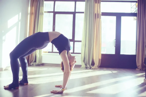 Wanita Muda Dan Fleksibel Melakukan Yoga Gym Latihan Jembatan — Stok Foto